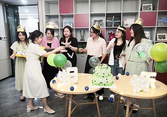 纵身跃入绿色八月里